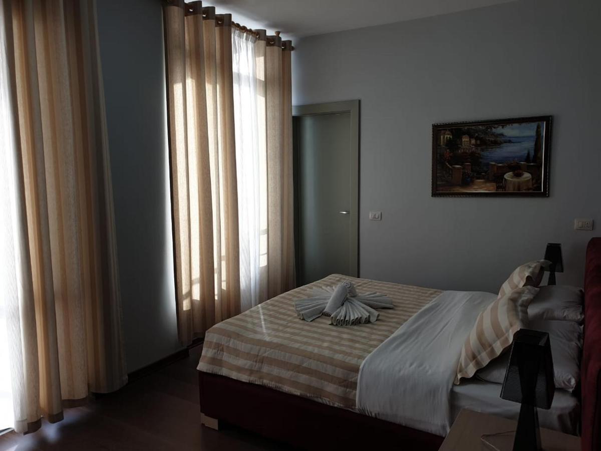 Perandor Beach Durrës Esterno foto
