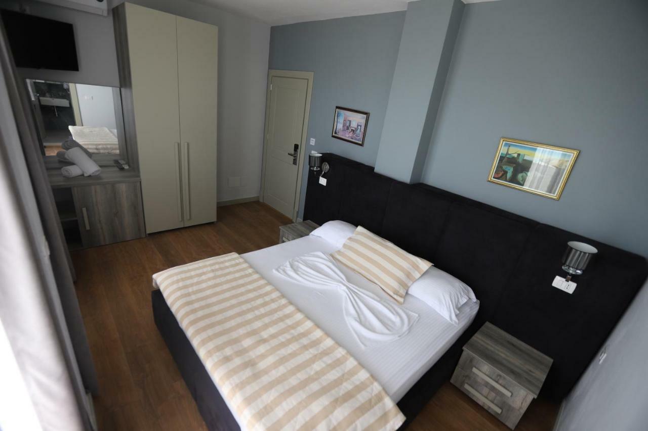 Perandor Beach Durrës Esterno foto